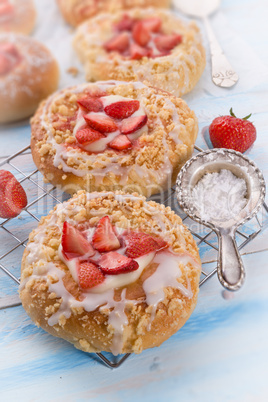 Almond cakes with vanilla and strawberries