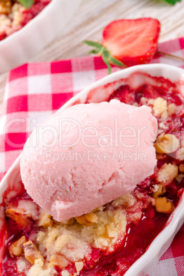 strawberry crumble whit ice cream