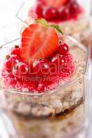 Strawberry - currant crumble Dessertt