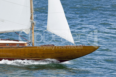 Bug eines Segelboots aus Holz auf der Ostsee bei Kiel, Deutschla