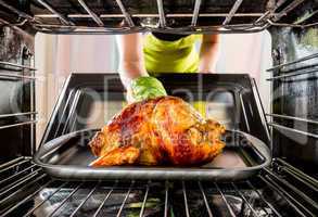 Cooking chicken in the oven at home.