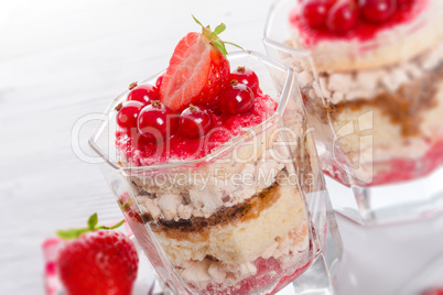 Strawberry - currant crumble Dessertt