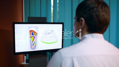 Doctor working with shoe modeling using foot scan