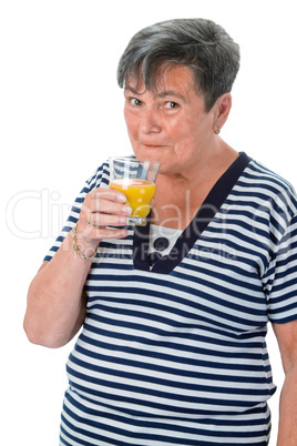 Seniorin trinkt Orangensaft