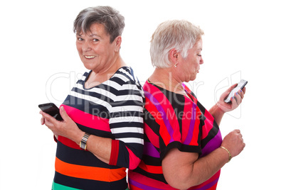 Zwei Seniorinnen kommunizieren per Handy