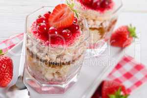 Strawberry - currant crumble Dessertt