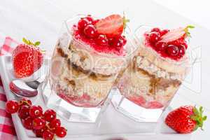 Strawberry - currant crumble Dessertt