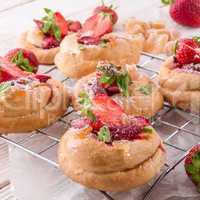 Almond cakes with vanilla and strawberries