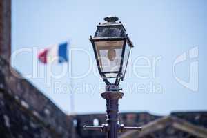 Französische Fahne mit Straßenlaterne
