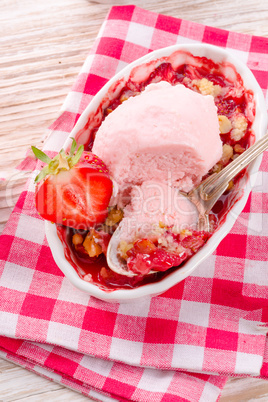 strawberry crumble whit ice cream