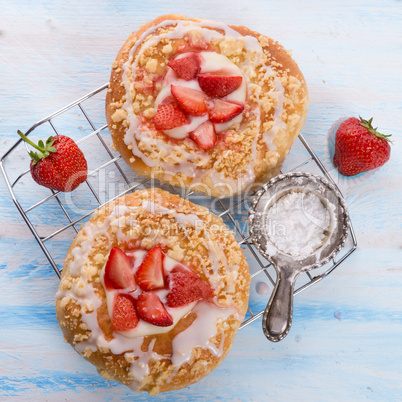 Almond cakes with vanilla and strawberries