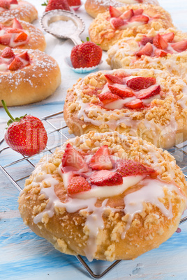 Almond cakes with vanilla and strawberries