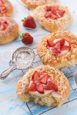 Almond cakes with vanilla and strawberries