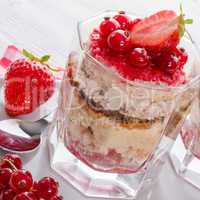 Strawberry - currant crumble Dessertt