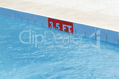 3,5 ft sign at a swimming pool