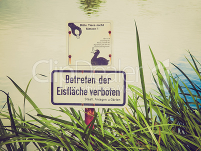 Retro look Do not feed the ducks