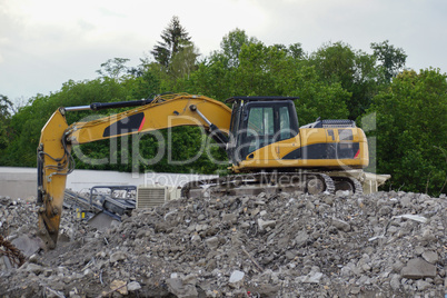 Bagger beim Abriss auf Schuttberg