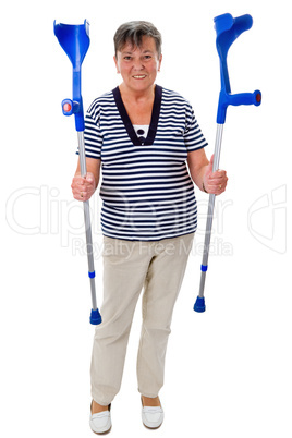 Ältere Frau mit Krücken