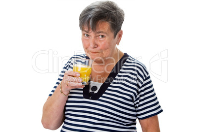 Alte Frau trinkt Orangensaft
