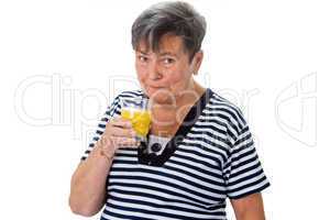 Alte Frau trinkt Orangensaft