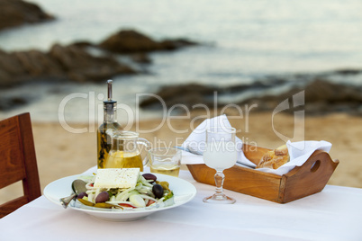 Griechischer Salat und das Meer