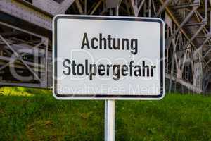 Achtung Stolpergefahr