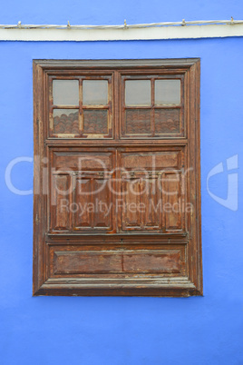 Fenster an blauer Hauswand