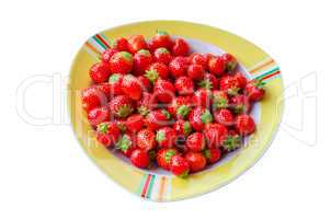 Gelbweißer Teller mit Erdbeeren