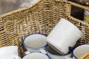 Kaffeebecher im Korb, coffee mugs in a basket