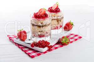 Strawberry - currant crumble Dessertt