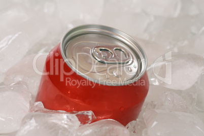 Cola in einer Dose auf Eis