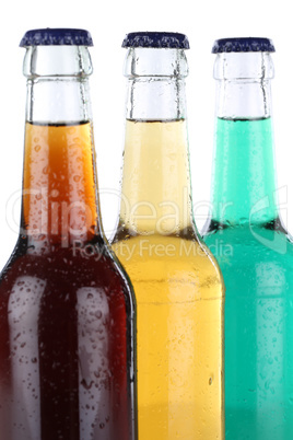 Getränke mit Cola und Limonade in Flaschen
