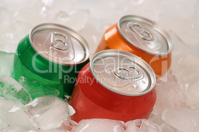 Cola und Limonade in Dosen auf Eis