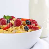 Frische Früchte mit Milch und Cornflakes zum Frühstück
