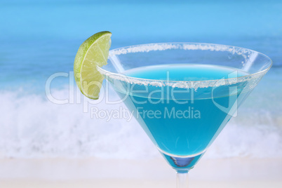 Blue Curacao Cocktail am Strand mit Textfreiraum