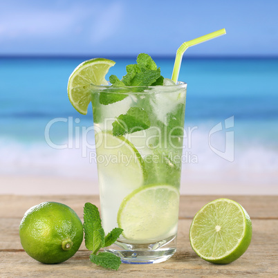 Mojito oder Caipirinha Cocktail am Strand