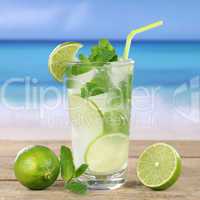 Mojito oder Caipirinha Cocktail am Strand