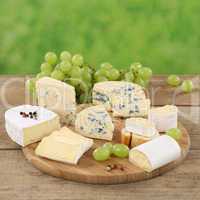 Käseplatte mit Käse wie Camembert, Gorgonzola und Brie