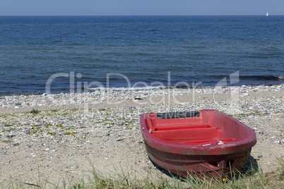 Ruderboot am Strand der Ostsee