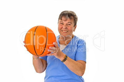 Seniorin spielt Basketball