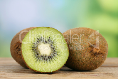 Kiwi Frucht im Sommer mit Textfreiraum