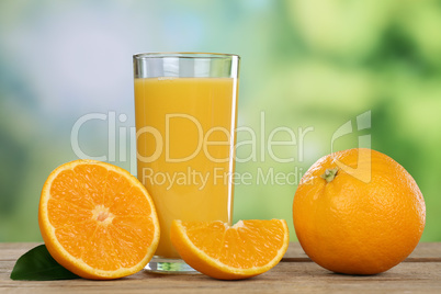 Orangensaft mit frischen Orangen im Sommer