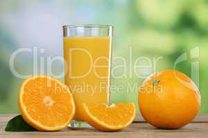 Orangensaft mit frischen Orangen im Sommer