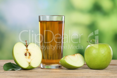 Apfelsaft mit grünem Apfel im Sommer