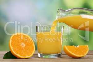 Orangensaft eingießen in ein Glas