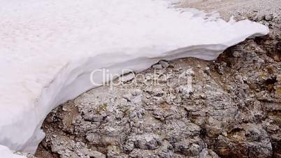 Felsen mit Schnee