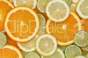 Hintergrund aus geschnittenen Orangen, Zitronen und Limetten
