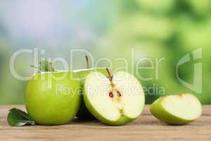 Grüner Apfel im Sommer mit Textfreiraum