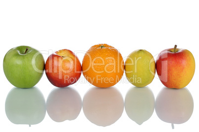 Früchte wie Apfel, Orange und Zitrone in einer Reihe isoliert