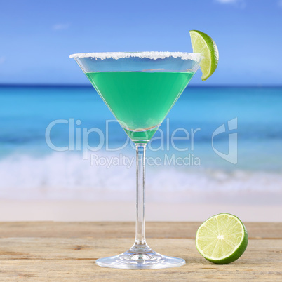 Grüner Martini Cocktail Drink am Strand